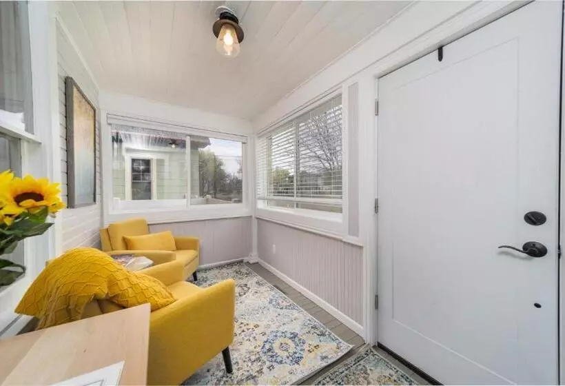 Relax At This Charming And Cozy Downtown Retreat