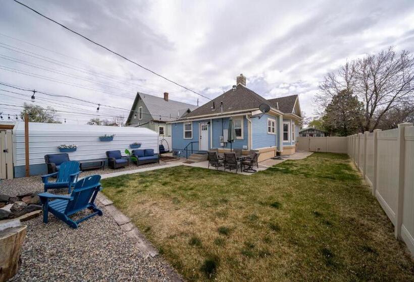 Relax At This Charming And Cozy Downtown Retreat