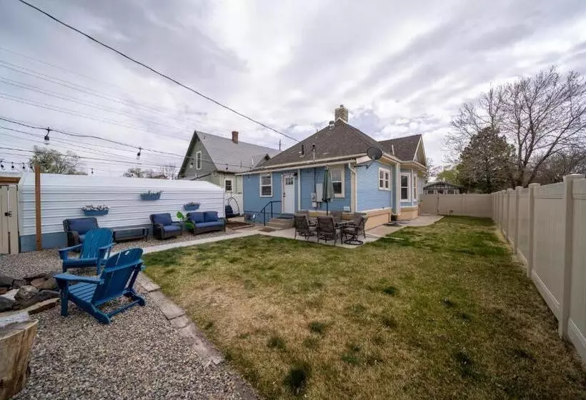 Relax At This Charming And Cozy Downtown Retreat