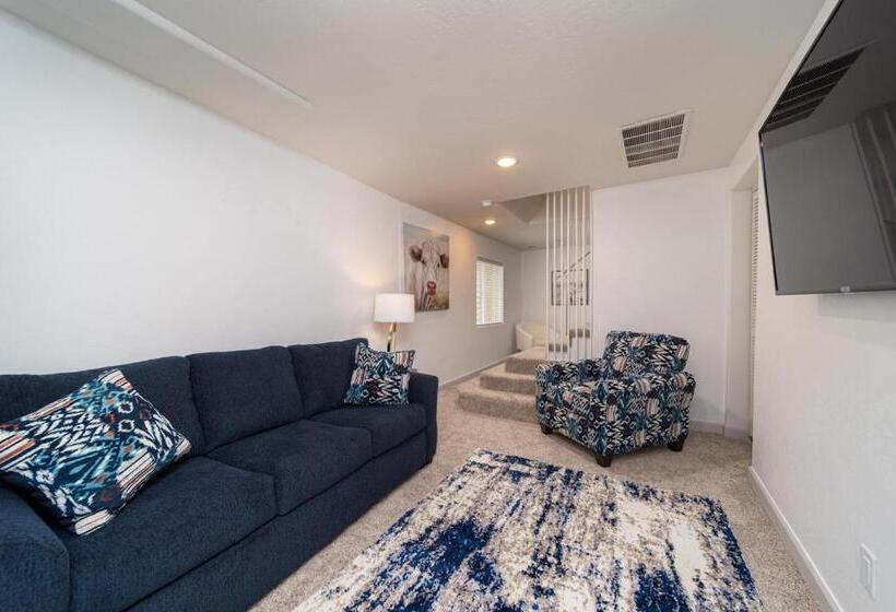 Relax At This Charming And Cozy Downtown Retreat