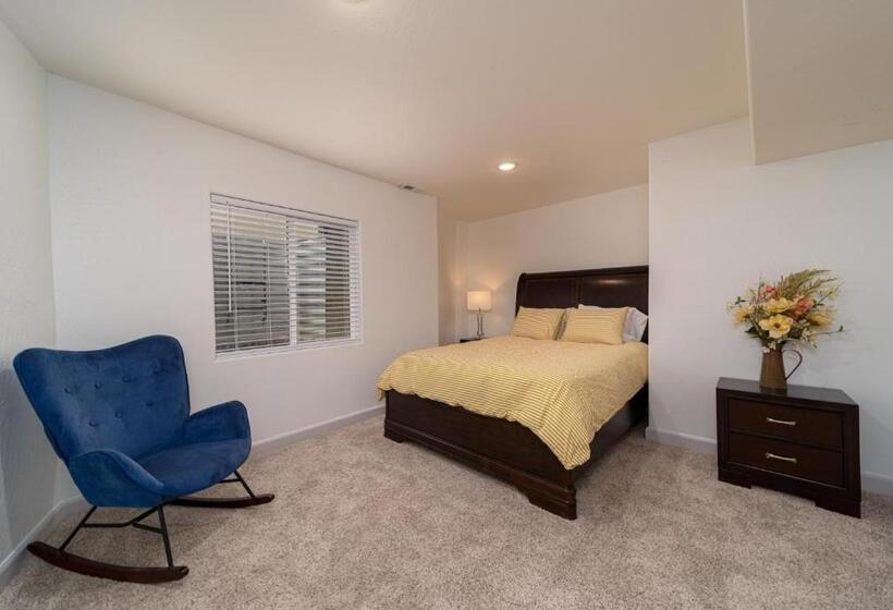 Relax At This Charming And Cozy Downtown Retreat