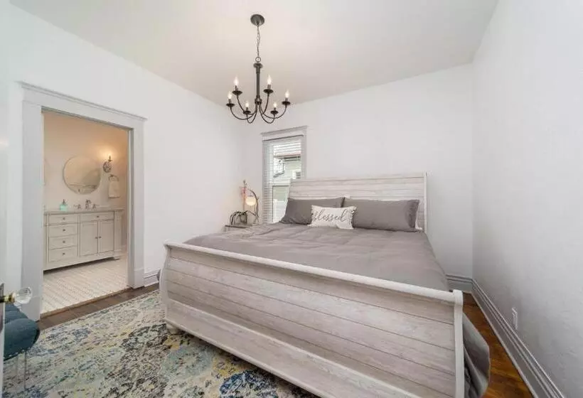 Relax At This Charming And Cozy Downtown Retreat