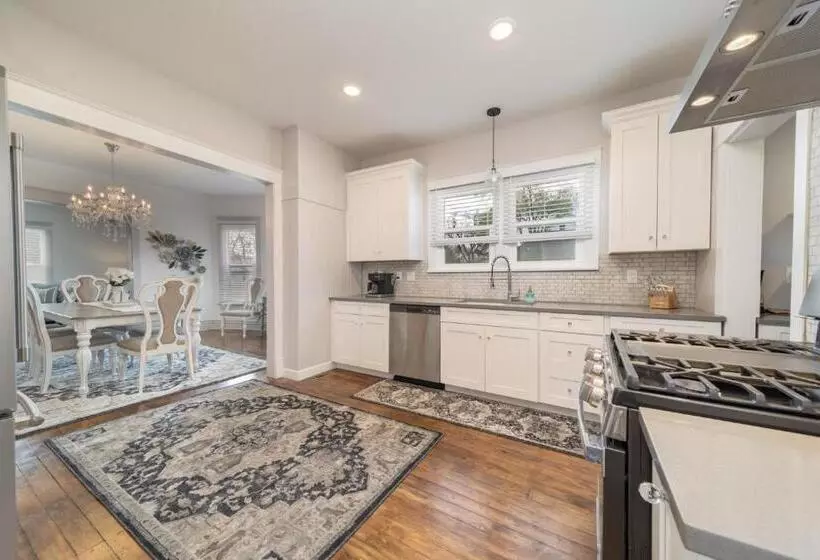 Relax At This Charming And Cozy Downtown Retreat