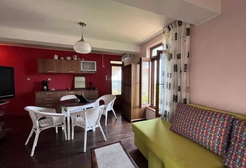 پانسیون Brunette Beauties Guesthouse & Studio Sinemorets