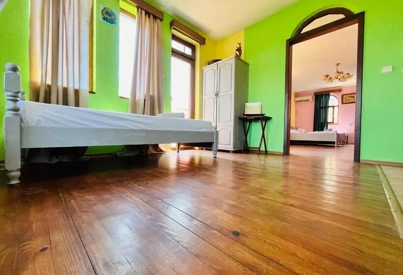 پانسیون Brunette Beauties Guesthouse & Studio Sinemorets