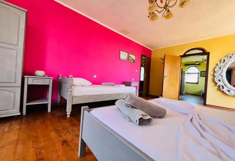 پانسیون Brunette Beauties Guesthouse & Studio Sinemorets