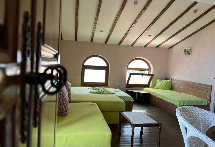پانسیون Brunette Beauties Guesthouse & Studio Sinemorets