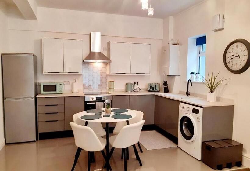 No S 7 And 8 Llewelyn Apartments