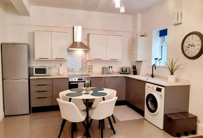 No S 7 And 8 Llewelyn Apartments