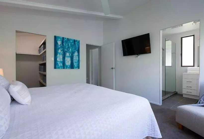 The Pool House Coolum Beach