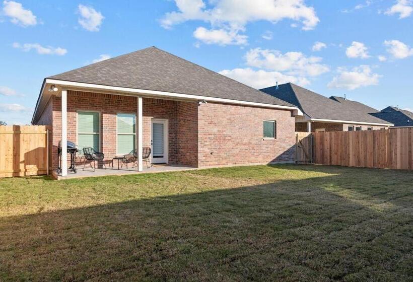 Modern Regional Art Gallery Home! Spacious & New