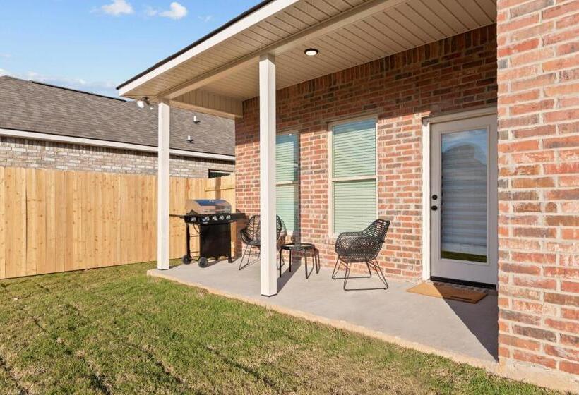 Modern Regional Art Gallery Home! Spacious & New