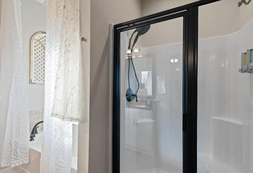 Modern Regional Art Gallery Home! Spacious & New