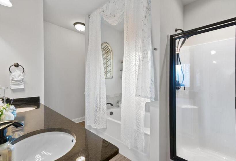 Modern Regional Art Gallery Home! Spacious & New