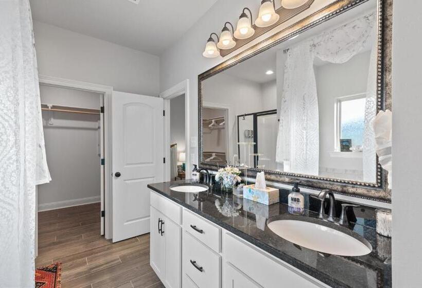 Modern Regional Art Gallery Home! Spacious & New