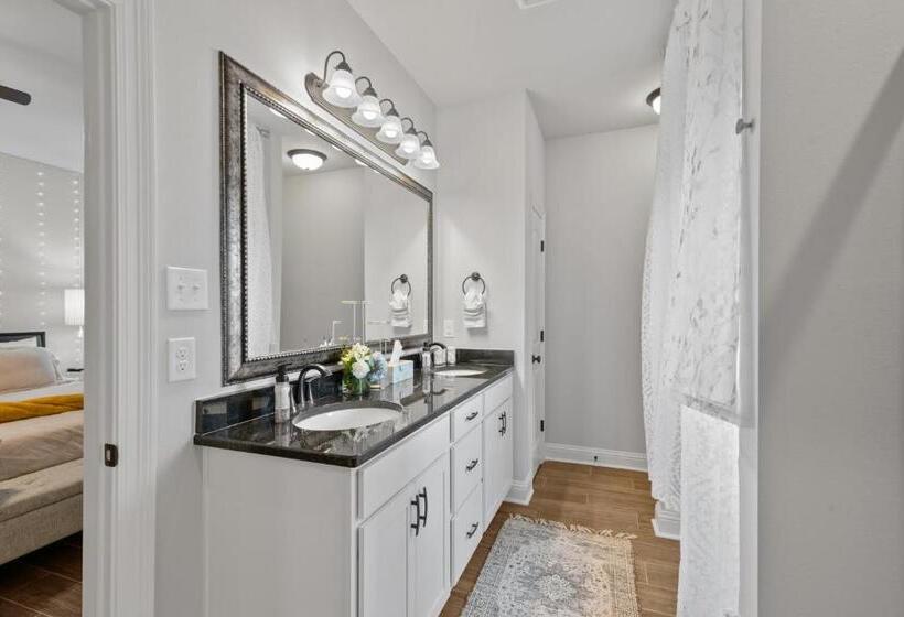 Modern Regional Art Gallery Home! Spacious & New