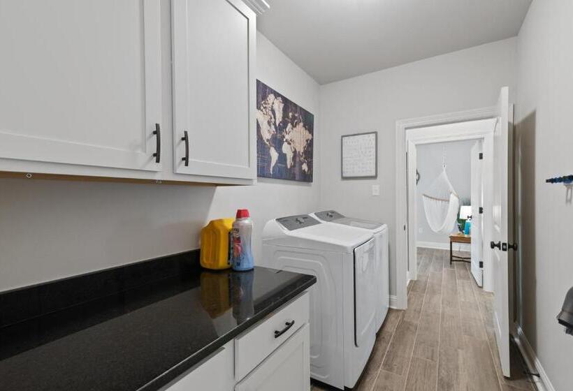 Modern Regional Art Gallery Home! Spacious & New