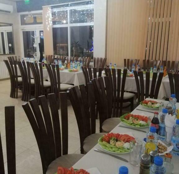 膳宿费 червената къща