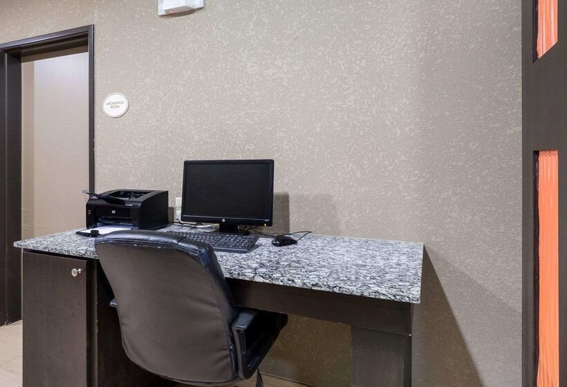 Otel Hallmarc Studios