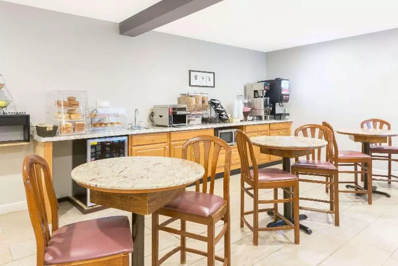 Motel Baymont By Wyndham Henrietta   Rochester