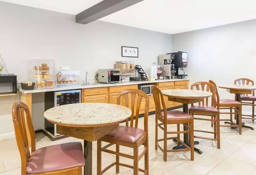 Motel Baymont By Wyndham Henrietta   Rochester