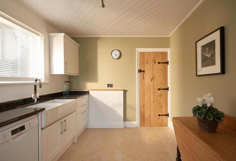 Quiet Edwardian Era House, Painswick