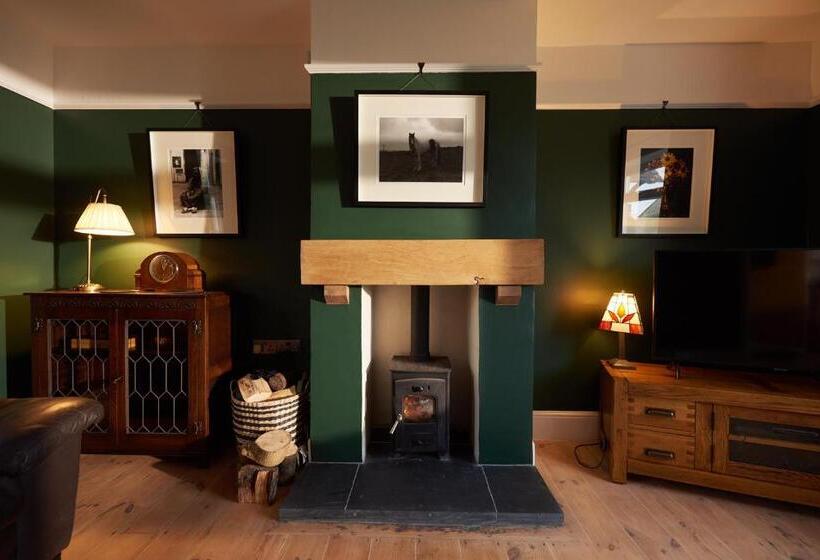 Quiet Edwardian Era House, Painswick