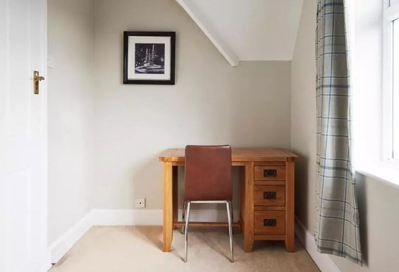 Quiet Edwardian Era House, Painswick