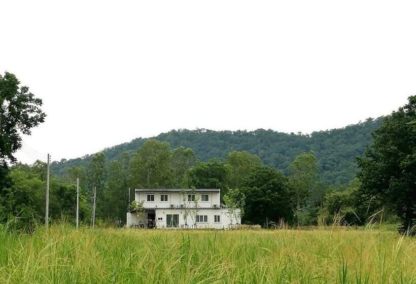 הוסטל บ้าน Guh