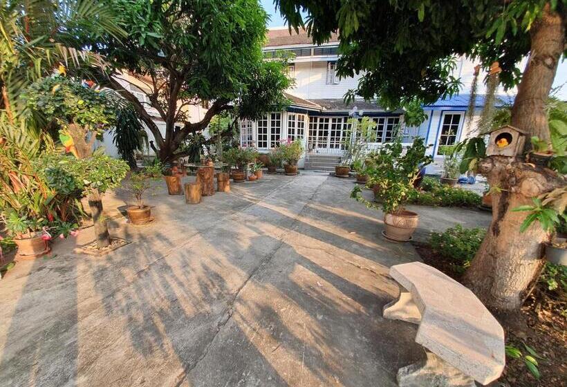 تختخواب و صبحانه Kinn Stay50 Bangkok