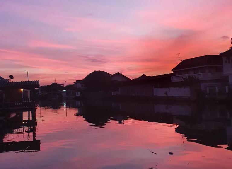 تختخواب و صبحانه Kinn Stay50 Bangkok