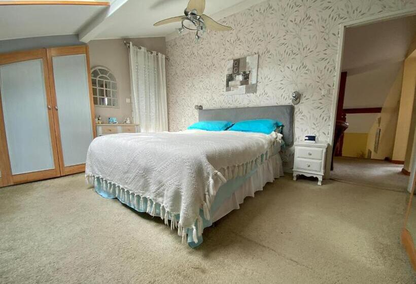 Charming Villa, Tranquillity By The Forest