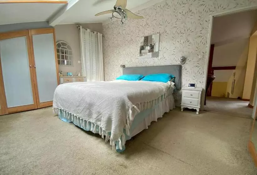 Charming Villa, Tranquillity By The Forest