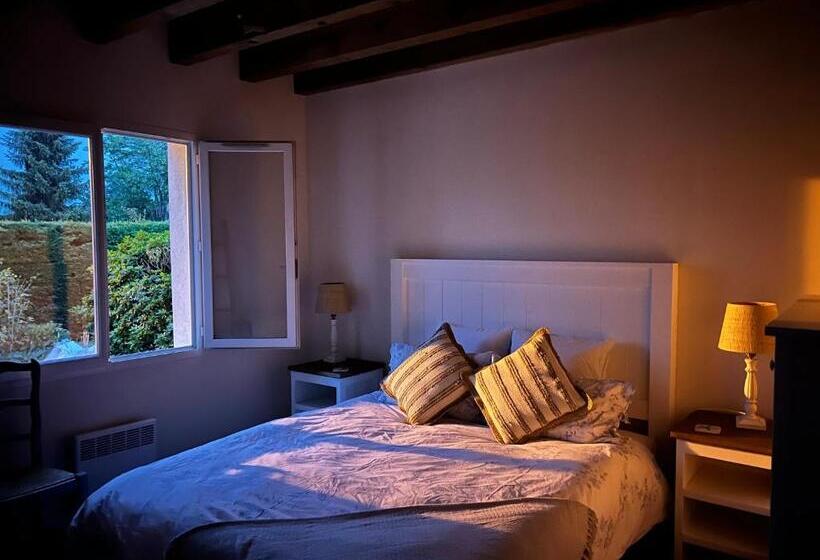 Charming Villa, Tranquillity By The Forest