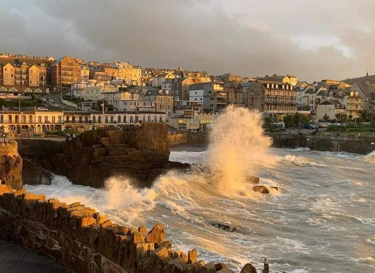 2 The View Apartments Ilfracombe Seafront, Parking, Lift, Ev