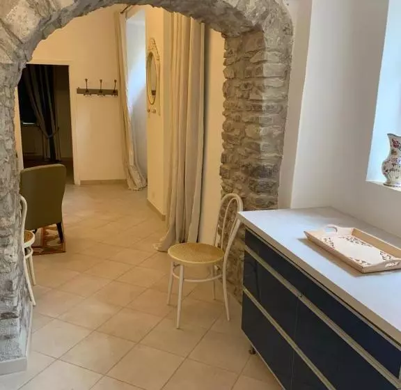 La Maison De Leontine