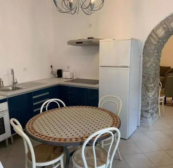 La Maison De Leontine