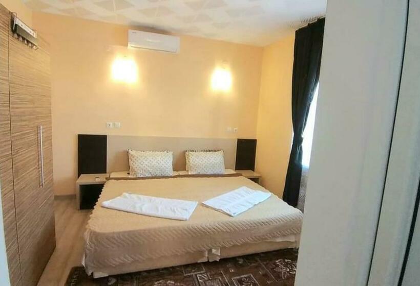 פנסיון Rose & Water Guest House