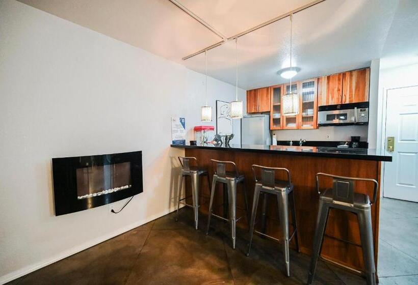 Stripviewsuites At Jockey Club