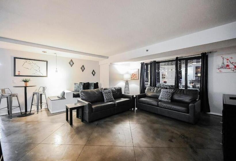 Stripviewsuites At Jockey Club