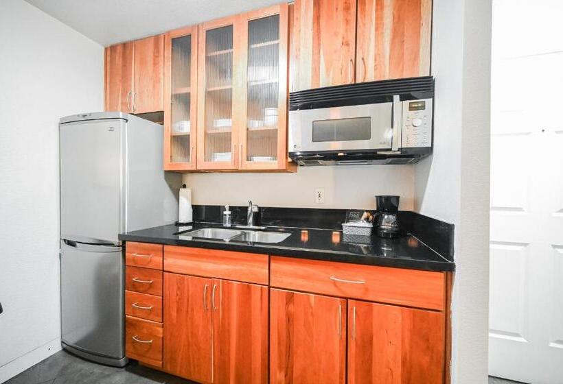 Stripviewsuites At Jockey Club