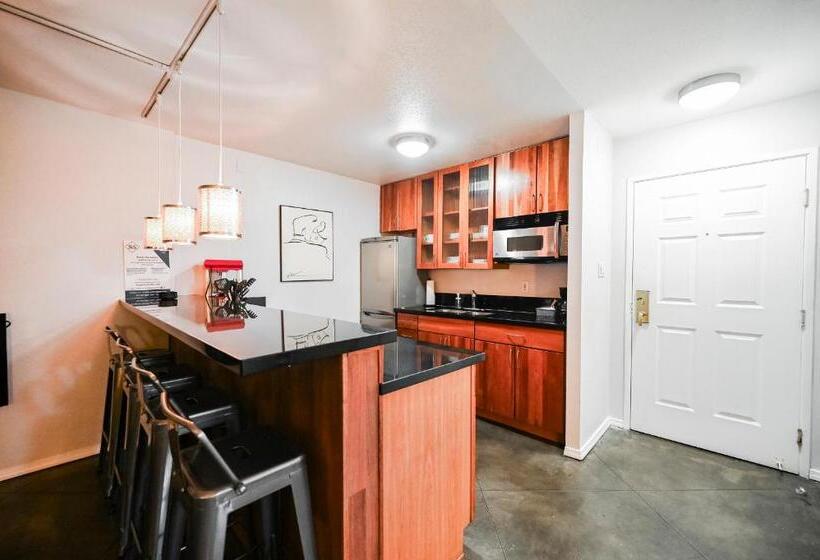 Stripviewsuites At Jockey Club