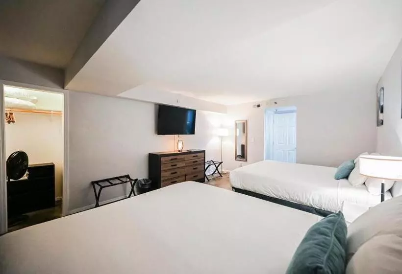 Stripviewsuites At Jockey Club