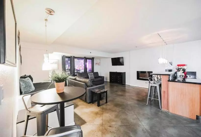 Stripviewsuites At Jockey Club