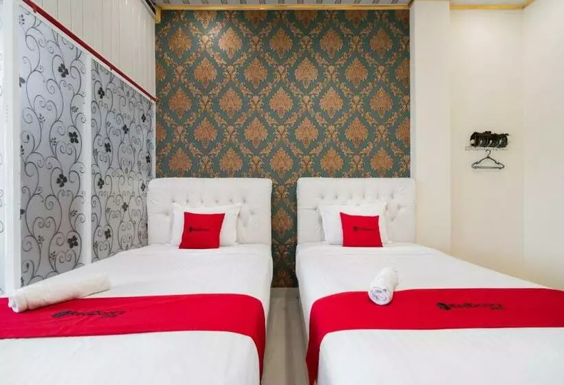 Hotelli Reddoorz Syariah Near Minangkabau International Aiport