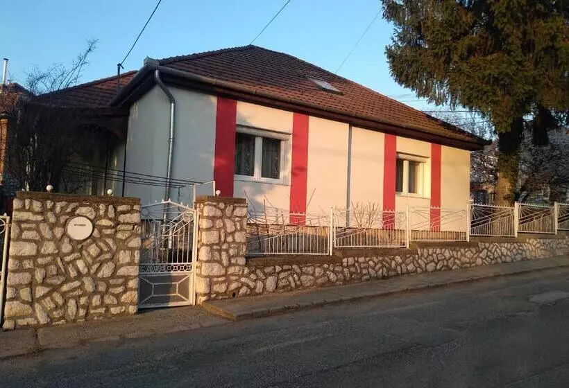 ペンション Füge Vendégház