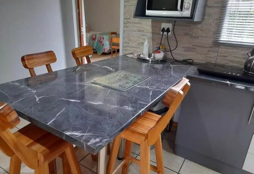 تختخواب و صبحانه Platberg Self Catering