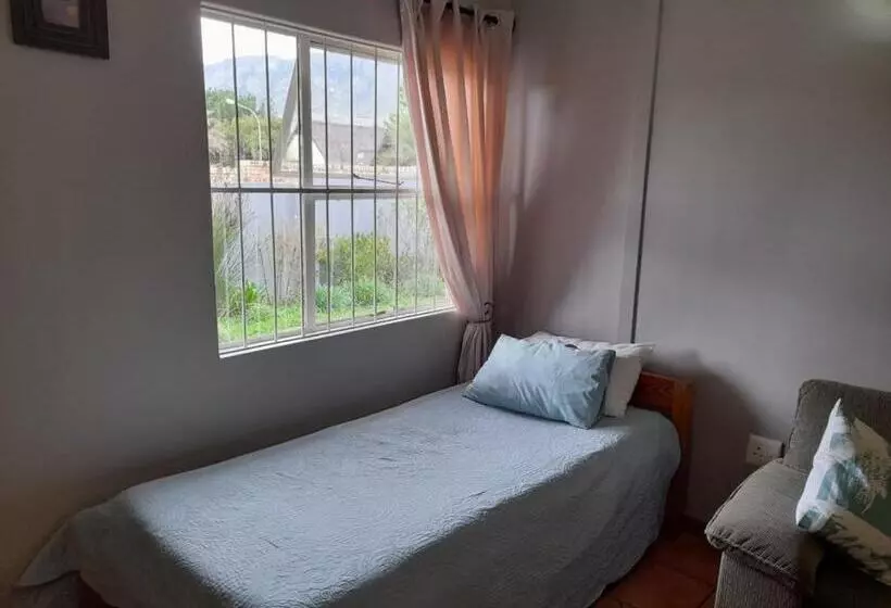 تختخواب و صبحانه Platberg Self Catering