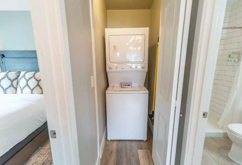 Motelli Colony Suites