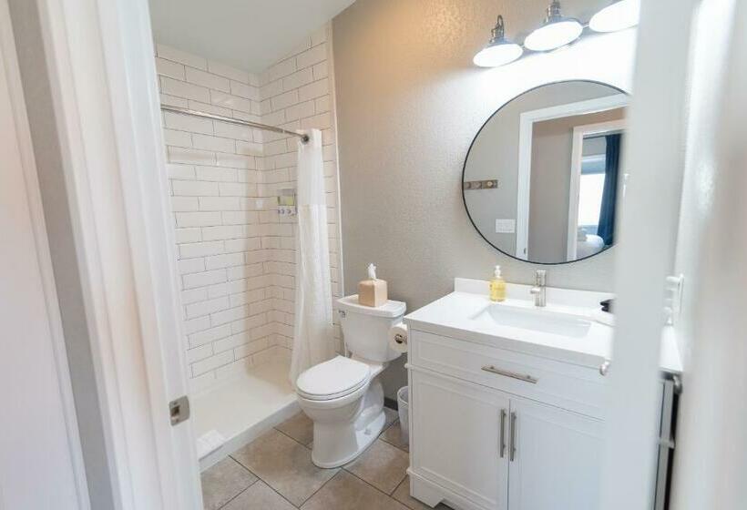 فندق على الطريق Colony Suites